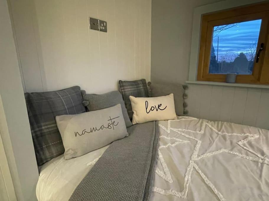The Hut@Trefechan Wen - Coastal Coziness! Goodwick ภายนอก รูปภาพ