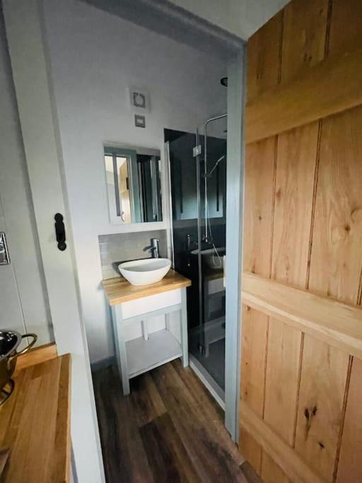 The Hut@Trefechan Wen - Coastal Coziness! Goodwick ภายนอก รูปภาพ