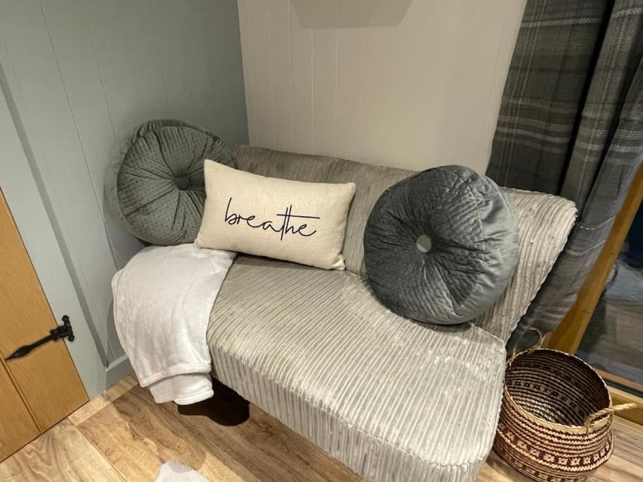 The Hut@Trefechan Wen - Coastal Coziness! Goodwick ภายนอก รูปภาพ
