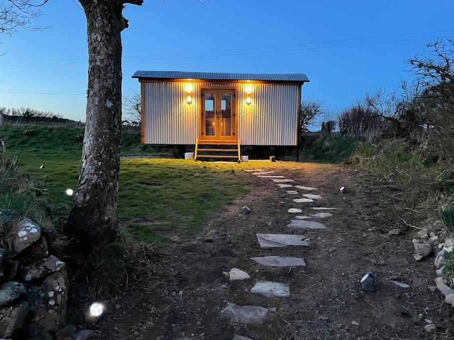 The Hut@Trefechan Wen - Coastal Coziness! Goodwick ภายนอก รูปภาพ