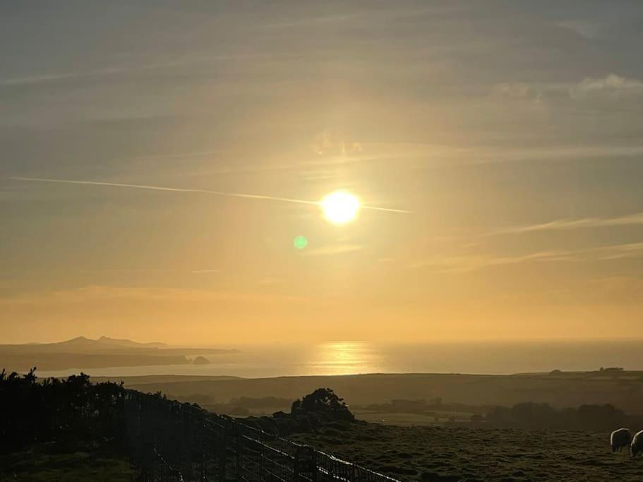 The Hut@Trefechan Wen - Coastal Coziness! Goodwick ภายนอก รูปภาพ