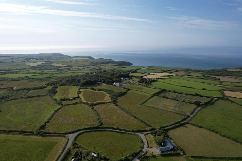 The Hut@Trefechan Wen - Coastal Coziness! Goodwick ภายนอก รูปภาพ