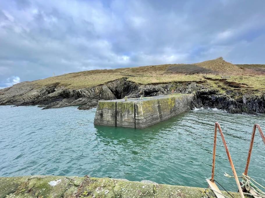 The Hut@Trefechan Wen - Coastal Coziness! Goodwick ภายนอก รูปภาพ