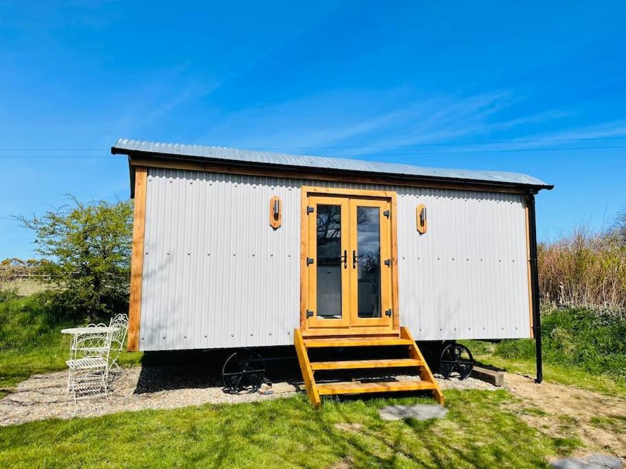 The Hut@Trefechan Wen - Coastal Coziness! Goodwick ภายนอก รูปภาพ