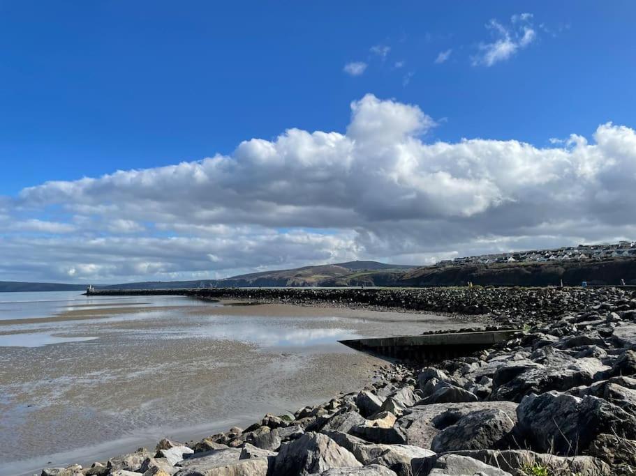 The Hut@Trefechan Wen - Coastal Coziness! Goodwick ภายนอก รูปภาพ