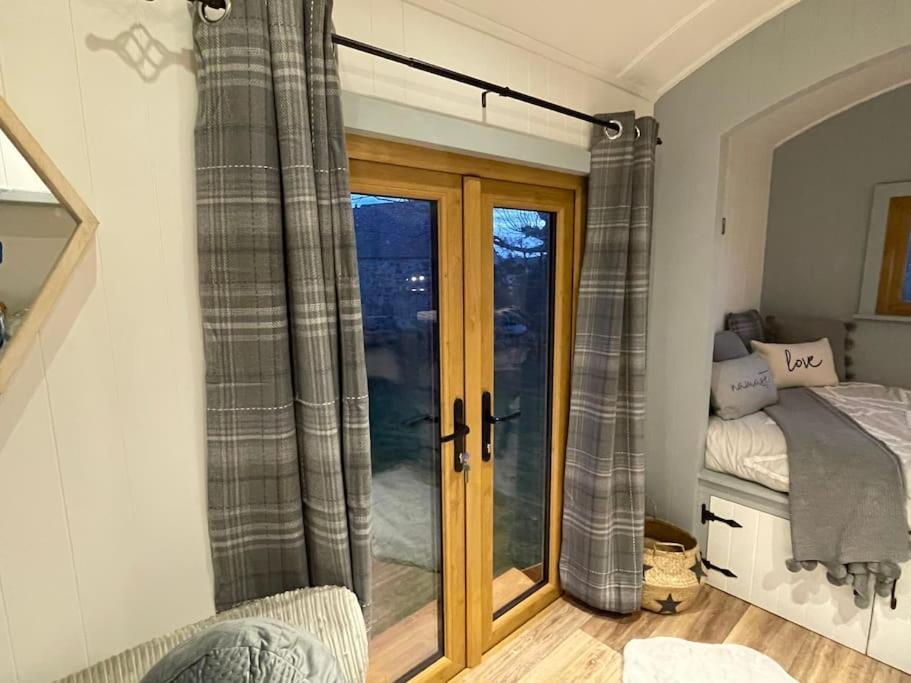 The Hut@Trefechan Wen - Coastal Coziness! Goodwick ภายนอก รูปภาพ