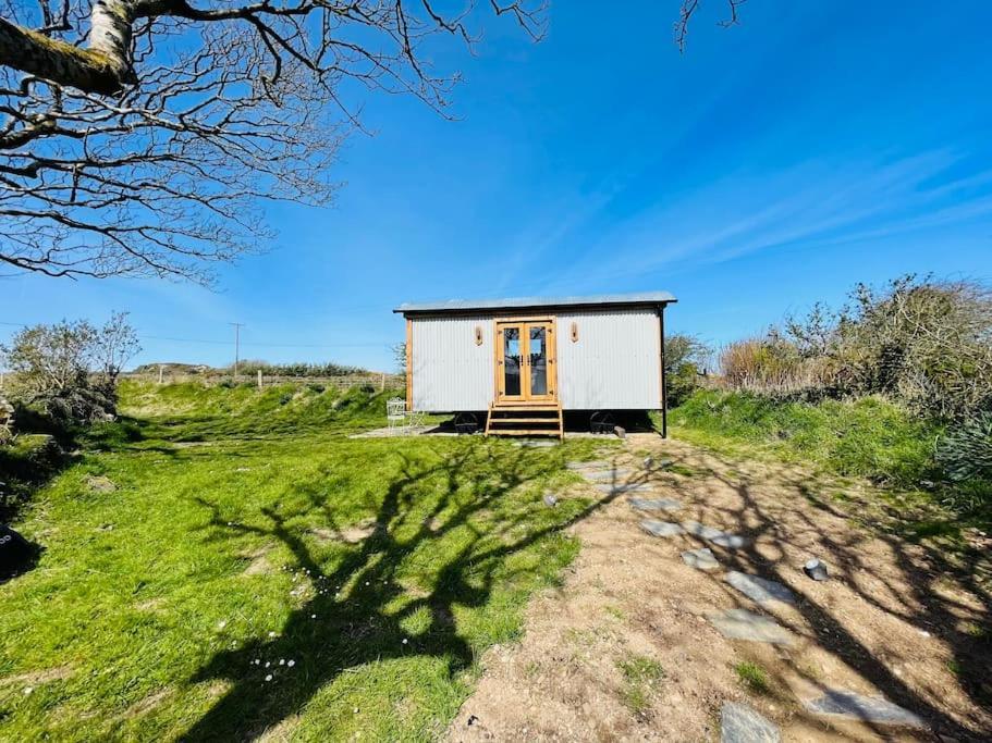The Hut@Trefechan Wen - Coastal Coziness! Goodwick ภายนอก รูปภาพ