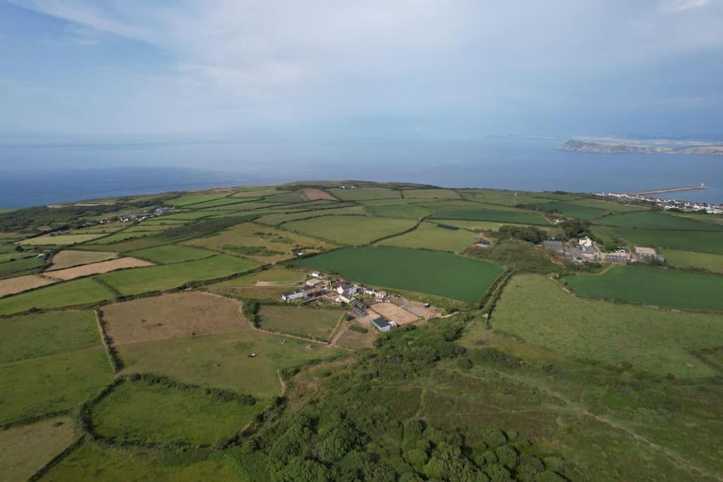 The Hut@Trefechan Wen - Coastal Coziness! Goodwick ภายนอก รูปภาพ