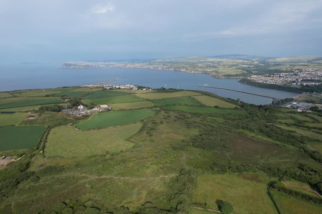 The Hut@Trefechan Wen - Coastal Coziness! Goodwick ภายนอก รูปภาพ