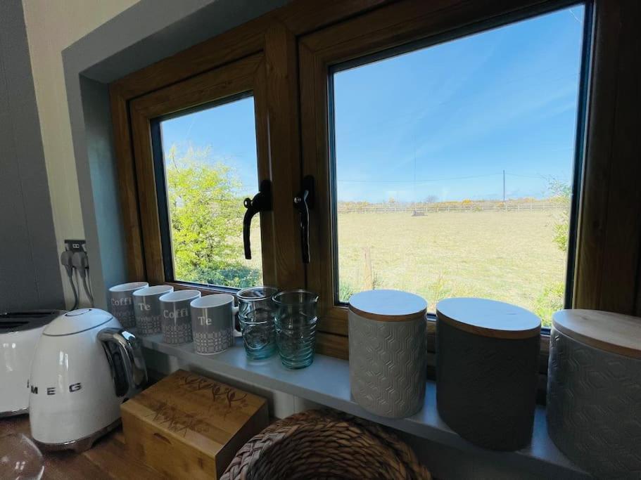 The Hut@Trefechan Wen - Coastal Coziness! Goodwick ภายนอก รูปภาพ