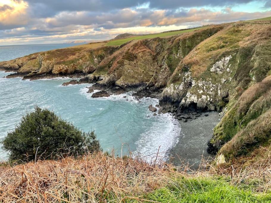 The Hut@Trefechan Wen - Coastal Coziness! Goodwick ภายนอก รูปภาพ