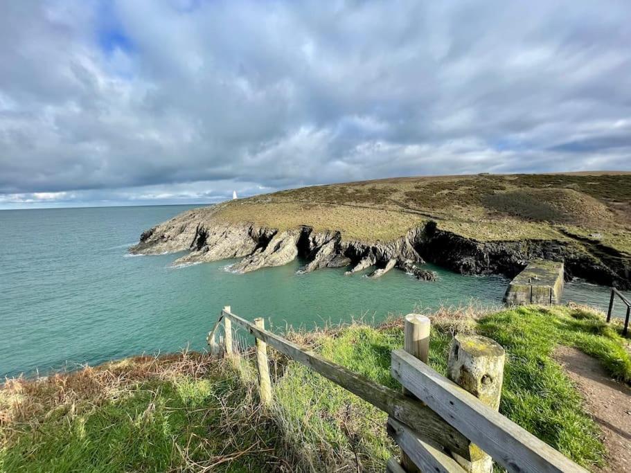 The Hut@Trefechan Wen - Coastal Coziness! Goodwick ภายนอก รูปภาพ