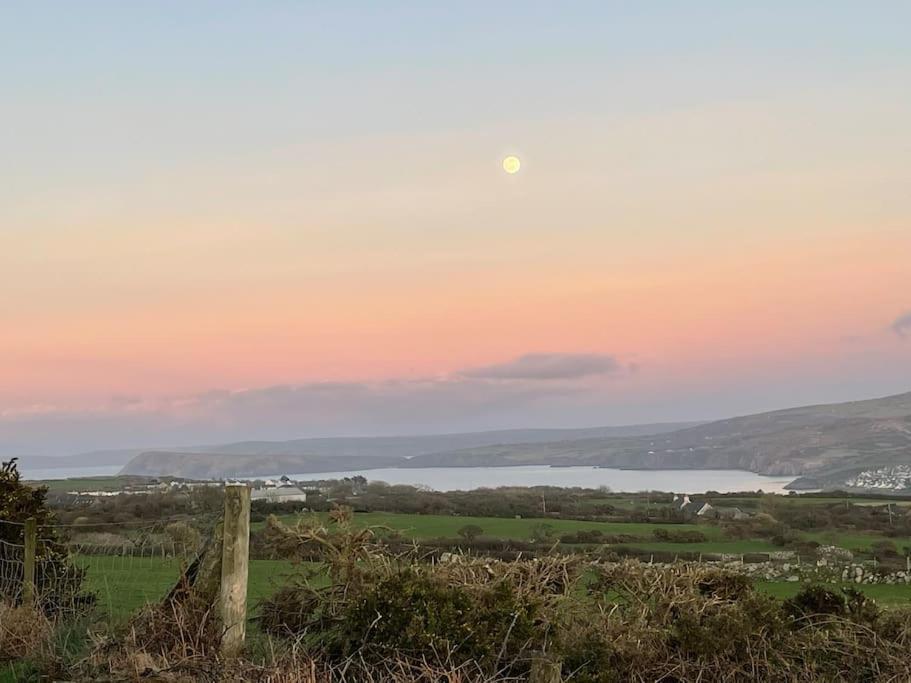 The Hut@Trefechan Wen - Coastal Coziness! Goodwick ภายนอก รูปภาพ