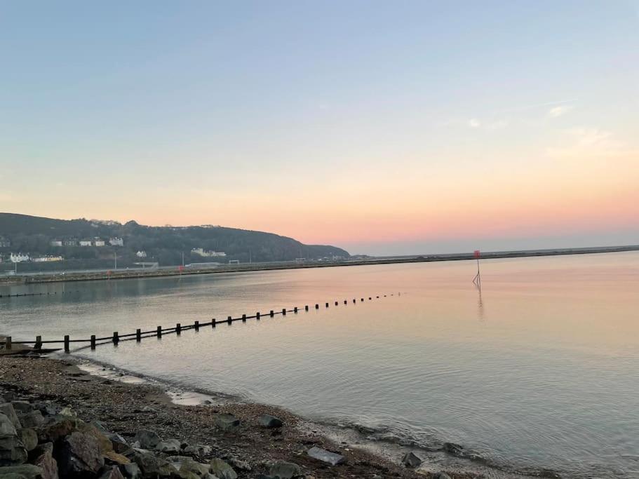 The Hut@Trefechan Wen - Coastal Coziness! Goodwick ภายนอก รูปภาพ