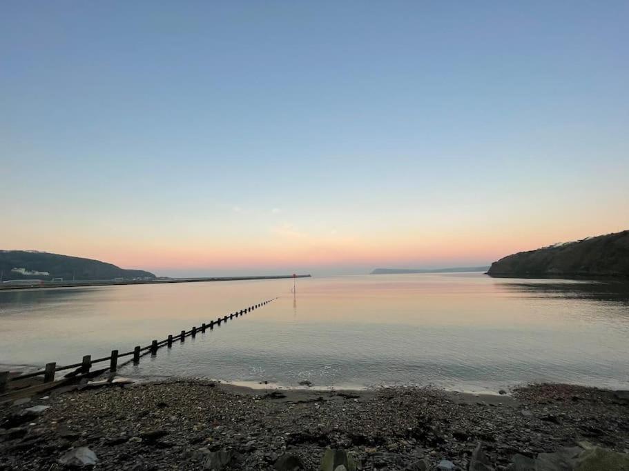 The Hut@Trefechan Wen - Coastal Coziness! Goodwick ภายนอก รูปภาพ
