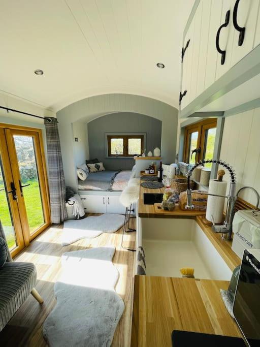 The Hut@Trefechan Wen - Coastal Coziness! Goodwick ภายนอก รูปภาพ