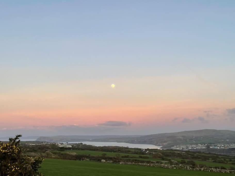 The Hut@Trefechan Wen - Coastal Coziness! Goodwick ภายนอก รูปภาพ