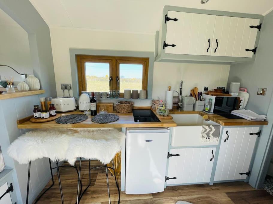 The Hut@Trefechan Wen - Coastal Coziness! Goodwick ภายนอก รูปภาพ